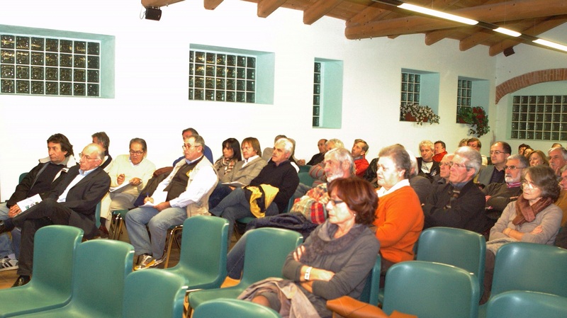 Veduta del folto pubblico presente in sala al Convegno "Paesaggio e ambiente in Valtriversa, quale futuro? [Foto di Aurelia Brignolo].