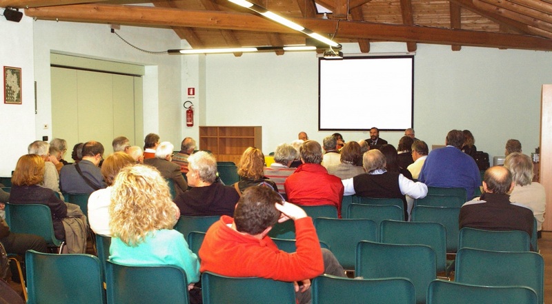 Veduta del folto pubblico presente in sala al Convegno "Paesaggio e ambiente in Valtriversa, quale futuro? [Foto di Aurelia Brignolo].