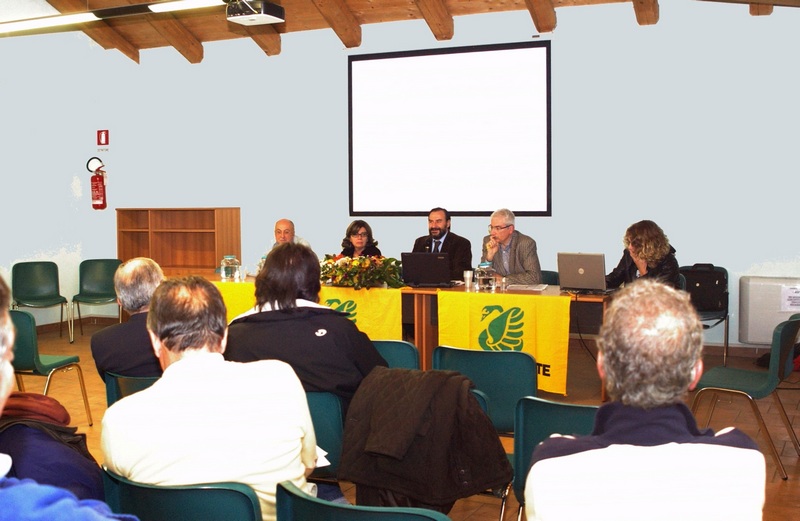  Tavolo dei relatori del Convegno "Paesaggio e Ambiente in Valtriversa, quale futuro? a Villafranca d Asti, venerdì 28 ottobre 2011), da (sx): Arch. Agostino Novara (Regione Piemonte - Responsabile del Settore Copianificazione urbanistica territoriale per la provincia di Asti), Arch. Flavia Bianchi (Legambiente), Prof. Marco Devecchi (Presidente dell Osservatorio del Paesaggio per il Monferrato e l Astigiano) e Dott. Nico Novara (Presidente del circolo di Legambiente Valtriversa) [Foto Aurelia Brignolo].