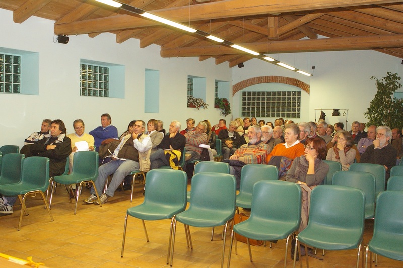 Veduta del folto pubblico presente in sala al Convegno "Paesaggio e ambiente in Valtriversa, quale futuro? [Foto di Aurelia Brignolo].