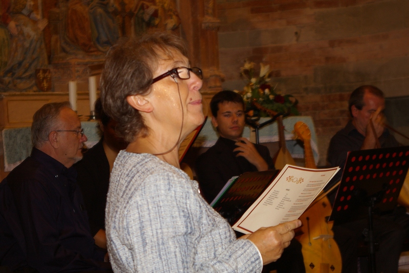 Lettura dei brani di musica medioevale "Cantigas de Santa Maria" eseguiti dall Ensemble La Ghironda.