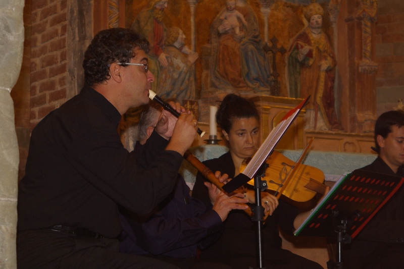  Gruppo di musica medioevale La Ghironda presso la Canonica di Santa Maria di Vezzolano.