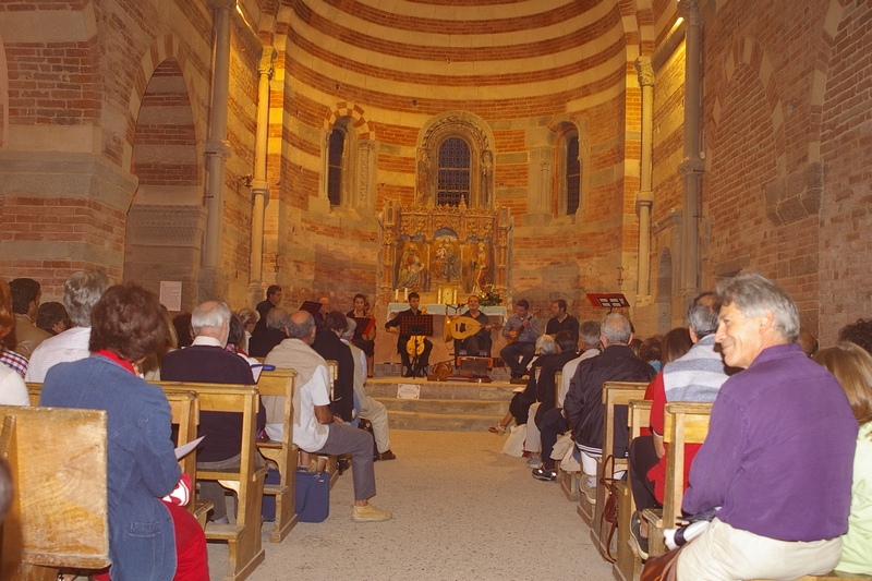   Veduta del folto pubblico presente al Concerto "Cantigas de Santa Maria" dell Ensemble La Ghironda presso la Canonica di Santa Maria di Vezzolano.