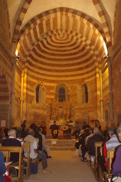 Veduta dell abside della Canonica di Santa Maria di Vezzolano.