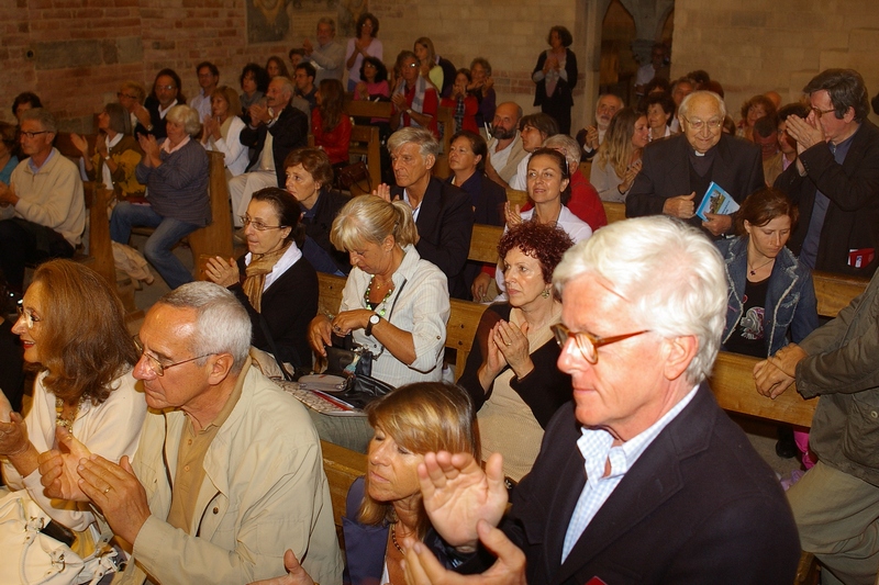  Veduta del folto pubblico presente al Concerto "Cantigas de Santa Maria" dell Ensemble La Ghironda presso la Canonica di Santa Maria di Vezzolano.
