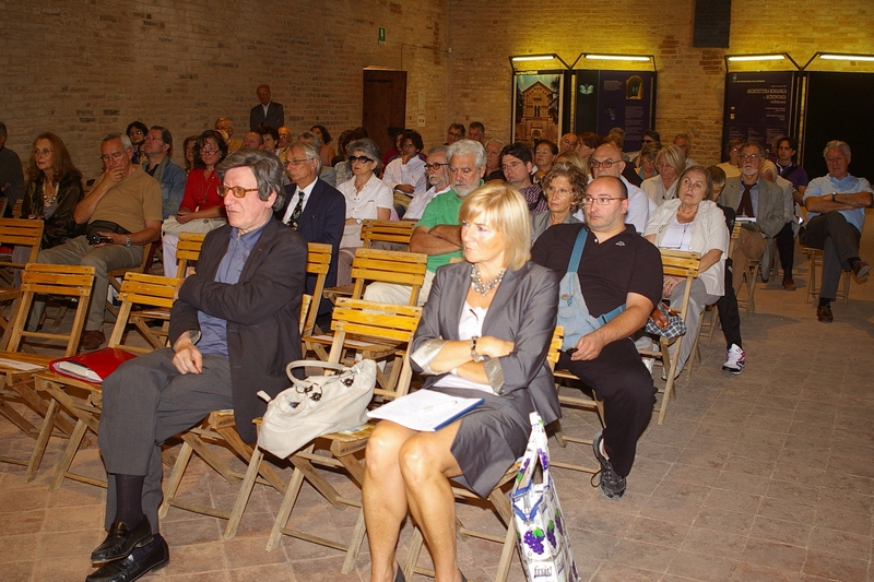  Folto pubblico presente nella Sala del Refettorio della Canonica di Santa Maria di Vezzolano al Convegno "La Viabilità medioevale"nell ambito delle Giornate europee del Patrimonio.