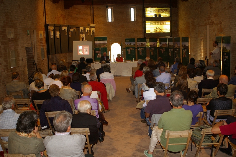   Folto pubblico presente nella Sala del Refettorio della Canonica di Santa Maria di Vezzolano al Convegno "La Viabilità medioevale"nell ambito delle Giornate europee del Patrimonio.