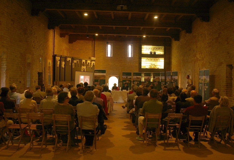   Folto pubblico presente nella Sala del Refettorio della Canonica di Santa Maria di Vezzolano al Convegno "La Viabilità medioevale"nell ambito delle Giornate europee del Patrimonio.