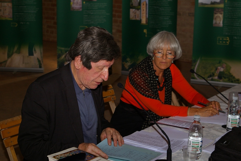  Relazione di Don Vittorio Croce (Vicario del Vescovo) della Diocesi di Asti su "La trasmissione dei modelli simbolici nelle architetture romaniche dall Europa al Monferrato. A lato il Moderatore, Arch. Paola Salerno (Soprintendenza per I Beni Architettonici e Paesaggistici delle Province di Torino, Asti, Cuneo, Biella e Vercelli).