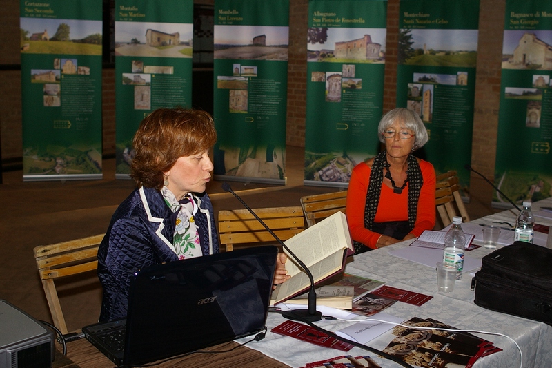  Relazione della Dott.ssa Maria Rita Mottola (Associazione A.L.E.R.A.MO) su "Pievi rurali e cimiteriali sulla strada per Vezzolano.A lato il Moderatore, Arch. Paola Salerno (Soprintendenza per I Beni Architettonici e Paesaggistici delle Province di Torino, Asti, Cuneo, Biella e Vercelli).