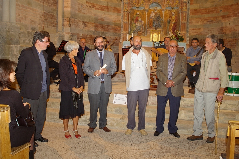 Consegna del Premio "Alfiere del Paesaggio Astigiano 2011" all Ing. Guido Ratti. Nella foto da (sx): Don Vittorio Croce, Arch. Paola Salerno, Prof. Marco Devecchi, Dott. Alessandro Mortarino, Sig. Luigi Dorella e Ing. Giuseppe Ratti (Foto di Renato Romagnoli).