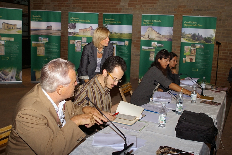 Introduzione alla Tavola rotonda su "Vezzolano, nodo di una rete culturale turistica" presso la Sala del Refettorio della Canonica di Santa Maria di Vezzolano da parte del Moderatore, Prof. Dario Rei, (Università di Torino).