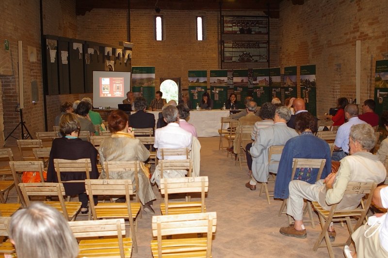 Pubblico presente in sala alla Tavola rotonda su"Vezzolano, nodo di una rete culturale turistica" presso la Canonica di Santa Maria di Vezzolano