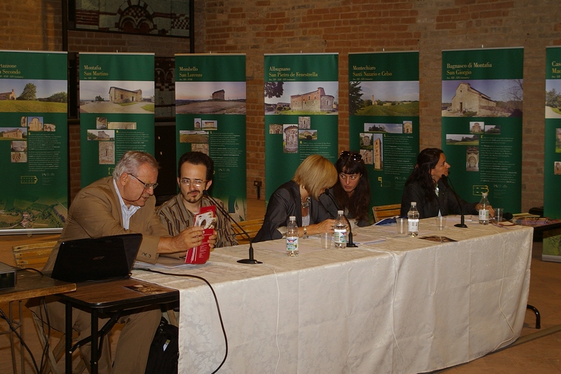  Relatori presenti alla Tavola rotonda su "Vezzolano, nodo di una rete culturale turistica" presso la Sala del Refettorio della Canonica di Santa Maria di Vezzolano. Nella foto da (sx): Prof. Dario Rei, Moderatore (Università di Torino), Dott. Giampaolo Fassino (Università di Udine), Dott.ssa Daniela Broglio (Turismo Torino e provincia), Prof.ssa Monica Gilli (Università di Milano-Bicocca) e Marta Ferrero (La.Mo.Ro - Consorzio Langhe Monferrato e Roero).