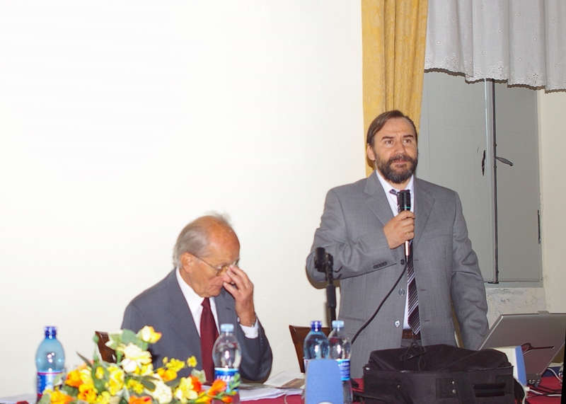  Relazione del Prof. Marco Devecchi (dx) e dell Ing. Francesco Garetto (sx) dell Osservatorio del Paesaggio per il Monferrato e l Astigiano su "Le colline astigiane tra vigneti ed Abbazie. Il Progetto europeo Transromanica" (Foto Dario Rei)