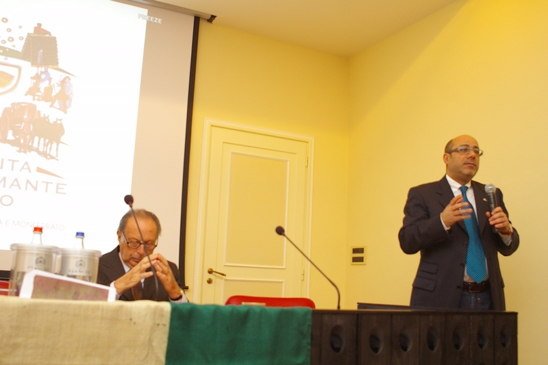 Nella foto il Dott. Filippo Larganà, giornalista, moderatore del Convegno su "Viticoltura e industria nelle terre del Moscato: ricerche, studi, spunti di indagine" a Canelli, sabato 12 marzo 2011