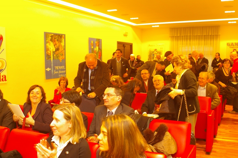 Folto pubblico presente in sala al Convegno su "Viticoltura e industria nelle terre del Moscato: ricerche, studi, spunti di indagine"