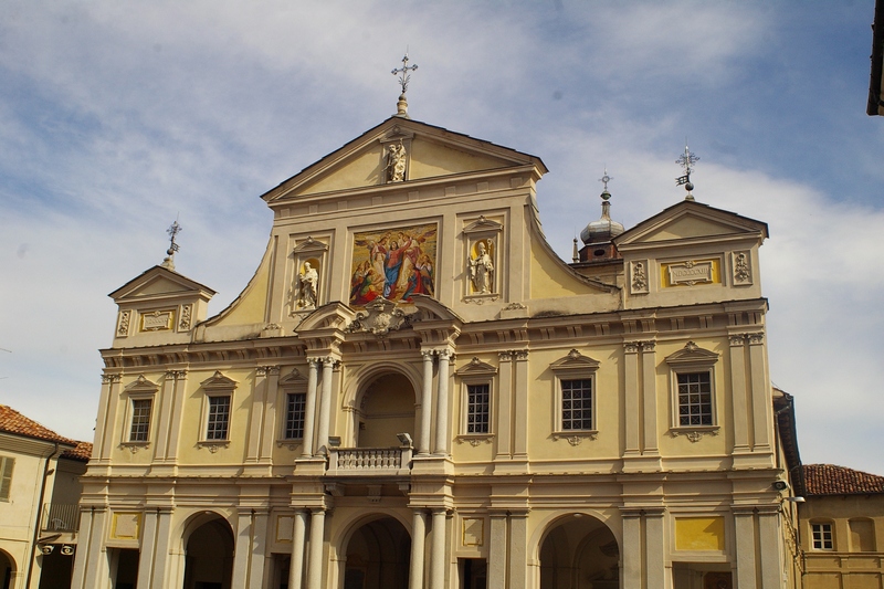 Veduta della facciata del Santuario di Crea.