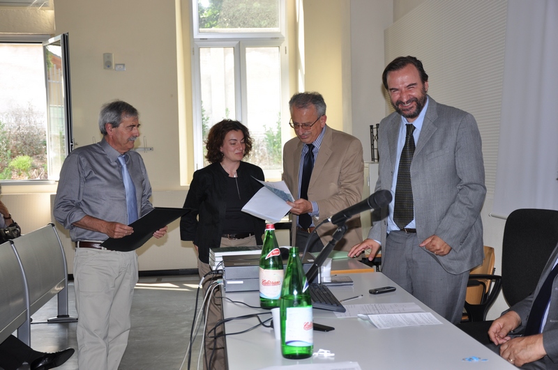   Consegna all Arch. Osvaldo Ferrero (Regione Piemonte) da parte del Presidente del Comitato Belangero - San Marzanotto, Dott.ssa Monica Gentile, delle integrazioni richieste alla Domanda di notevole interesse pubblico del paesaggio di San Marzanotto (Frazione del Comune di Asti) [Foto di Agnese Fornaris].