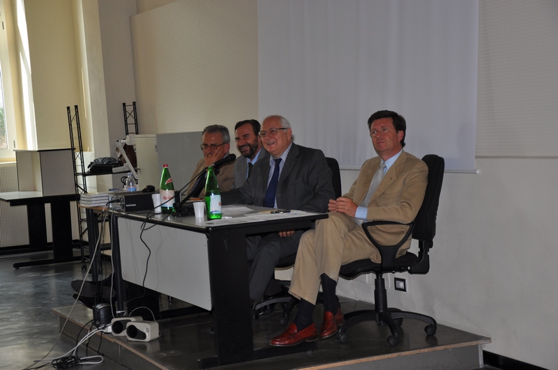 Tavolo dei relatori: da (sx): Arch. Osvaldo Ferrero, Prof. Marco Devecchi, Dott. Carlo Cerrato e il Dott. Marco Magnifico [Foto di Agnese Fornaris].