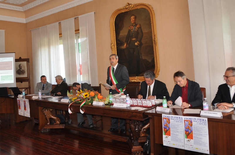 Saluto iniziale del Sindaco di Isola d Asti, Ing. Franco Cavagnino al Convegno su "La salvaguardia del patrimonio paesaggistico italiano: un bilancio di 150 anni di storia". Nella foto, al Tavolo dei relatori (da sx):Dott. Tonino Ceccoli, Prof. Dario Rei, Prof. Marco Devecchi, Ing. Franco Cavagnino (Sindaco di Isola d Asti), Prof. Michele Fino, Dott. Raimund Rodewald e Arch. Osvaldo Ferrero (Foto di Andrea Laiolo).