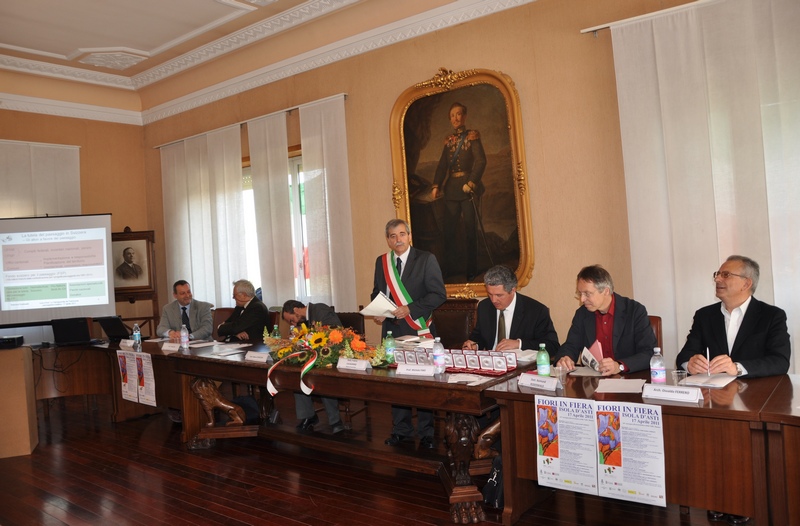 Saluto iniziale del Sindaco di Isola d Asti, Ing. Franco Cavagnino al Convegno su "La salvaguardia del patrimonio paesaggistico italiano: un bilancio di 150 anni di storia". Nella foto, al Tavolo dei relatori (da sx):Dott. Tonino Ceccoli, Prof. Dario Rei, Prof. Marco Devecchi, Ing. Franco Cavagnino (Sindaco di Isola d Asti), Prof. Michele Fino, Dott. Raimund Rodewald e Arch. Osvaldo Ferrero (Foto di Andrea Laiolo).