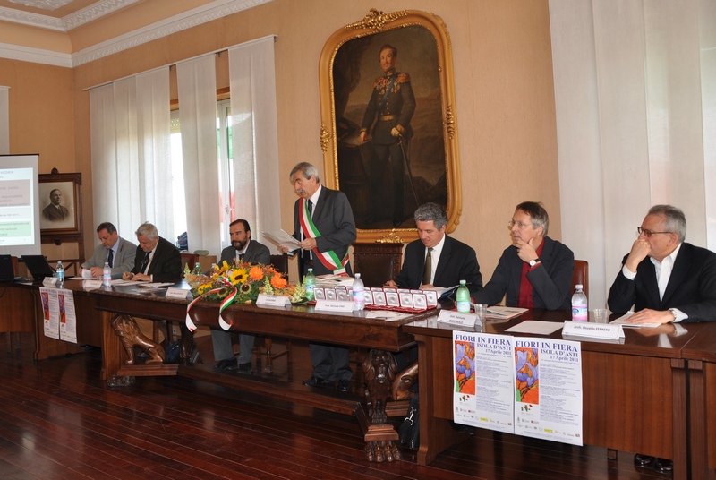 Saluto iniziale del Sindaco di Isola d'Asti, Ing. Franco Cavagnino. Nella foto, al Tavolo dei relatori (da sx): Dott. Tonino Ceccoli, Prof. Dario Rei, Prof. Marco Devecchi, Ing. Franco Cavagnino (Sindaco di Isola d'Asti), Prof. Michele Fino, Dott. Raimund Rodewald e Arch. Osvaldo Ferrero (Foto di Andrea Laiolo).