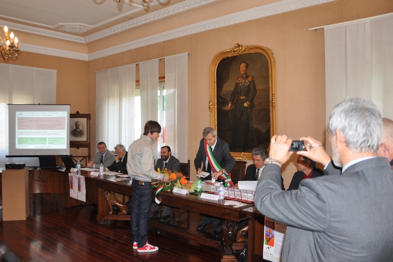 Cerimonia di consegna della medaglia del Centocinquantenario ai diciottenni di Isola d Asti, da parte del Sindaco di Isola d Asti, Ing. Franco Cavagnino (Foto di Andrea Laiolo).