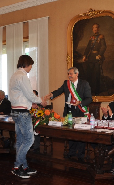 Cerimonia di consegna della medaglia del Centocinquantenario ai diciottenni di Isola d Asti, da parte del Sindaco di Isola d Asti, Ing. Franco Cavagnino (Foto di Andrea Laiolo).