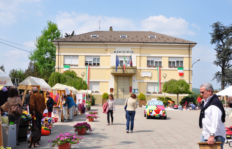 Veduta della piazza antistante il Municipio di Isola d Asti, abbellita dagli stand floreali.