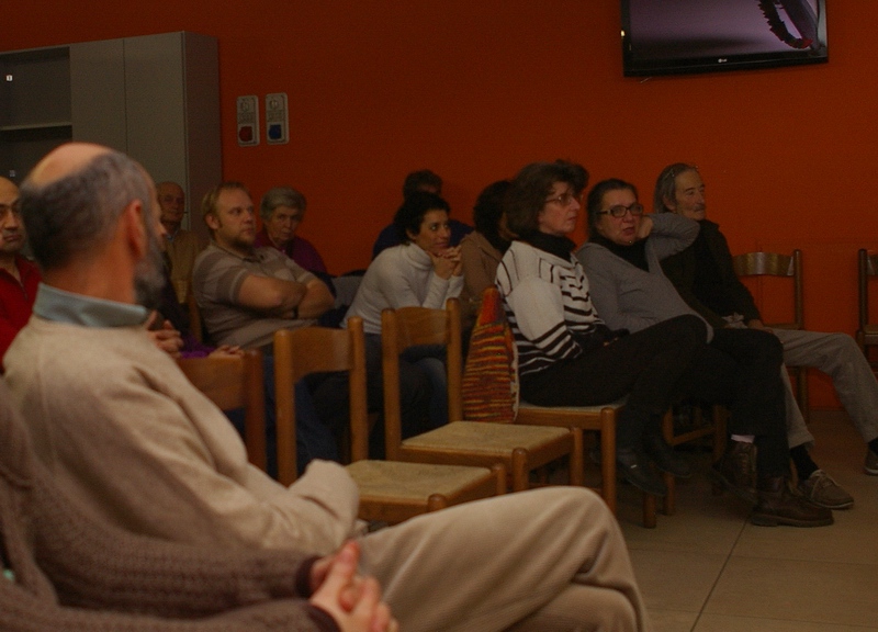 Veduta del folto pubblico presente all  incontro "Salviamo il paesaggio" con la proiezione del Film documento "Il suolo minacciato". Nella foto Alessandro Mortarino, relatore sul tema del consumo di suolo (Foto Dario Giordano).