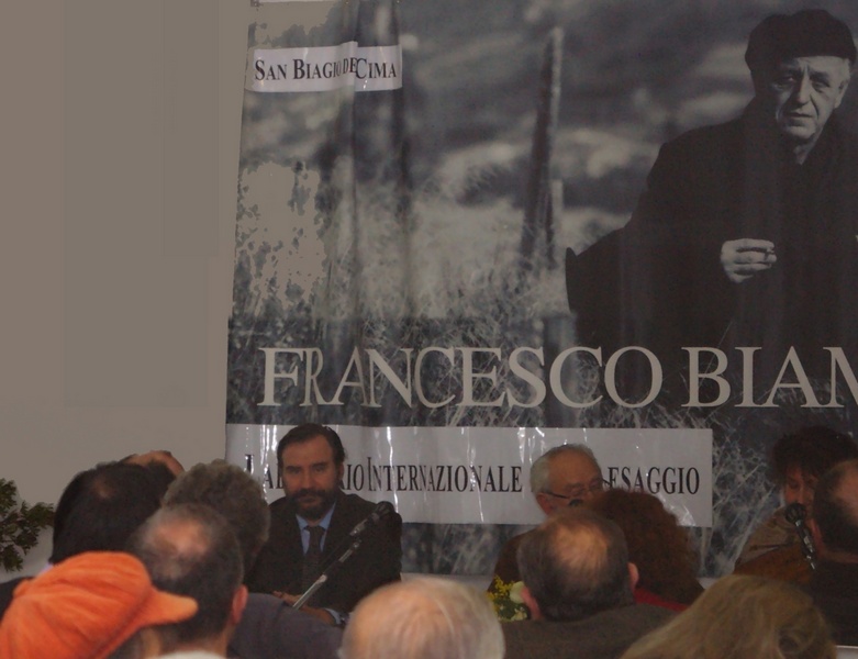 Laboratorio internazionale sul paesaggio a San Biagio della Cima, sabato 15 gennaio 2011.  Nella foto: Prof. Marco Devecchi (Università di Torino e Coordinatore degli Osservatori piemontesi del Paesaggio).Al Tavolo dei  relatori, il Prof. Massimo Quaini.