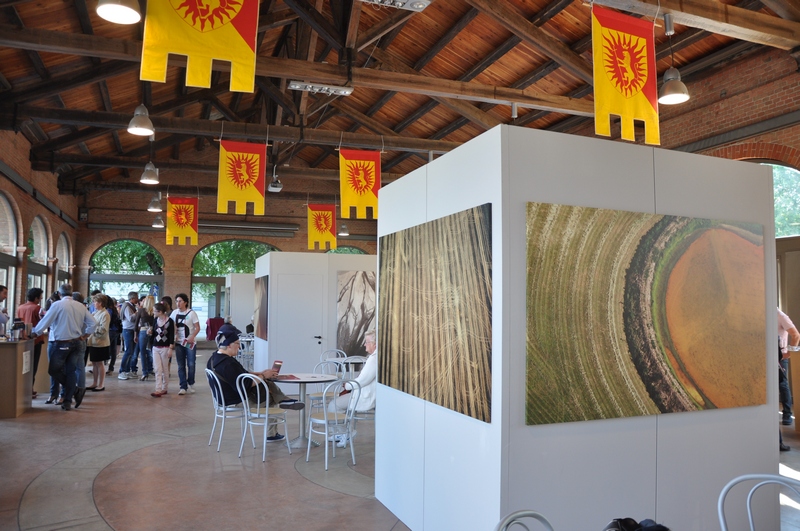 Veduta delle foto artistiche di Mark Cooper in esposizione all interno del Foro Boario di Nizza Monferrato.