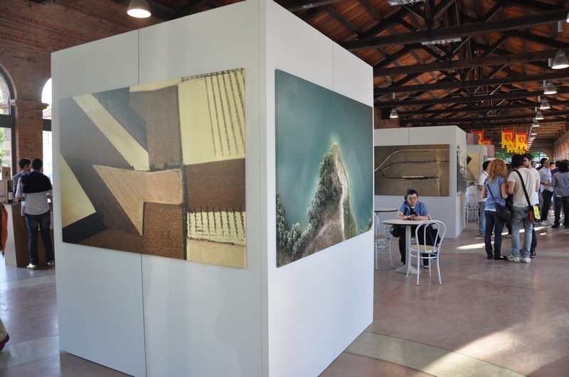 Veduta delle foto artistiche di Mark Cooper in esposizione all interno del Foro Boario di Nizza Monferrato.