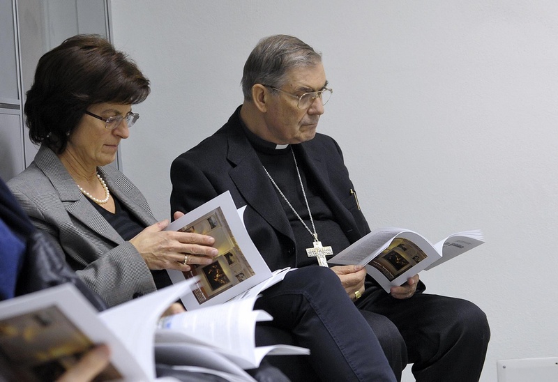 Nella foto: Sua Eccellenza il Vescovo della Città di Asti Mons. Francesco Ravinale e la Dott.ssa Anna Bosia [Foto di Franco Rabino].