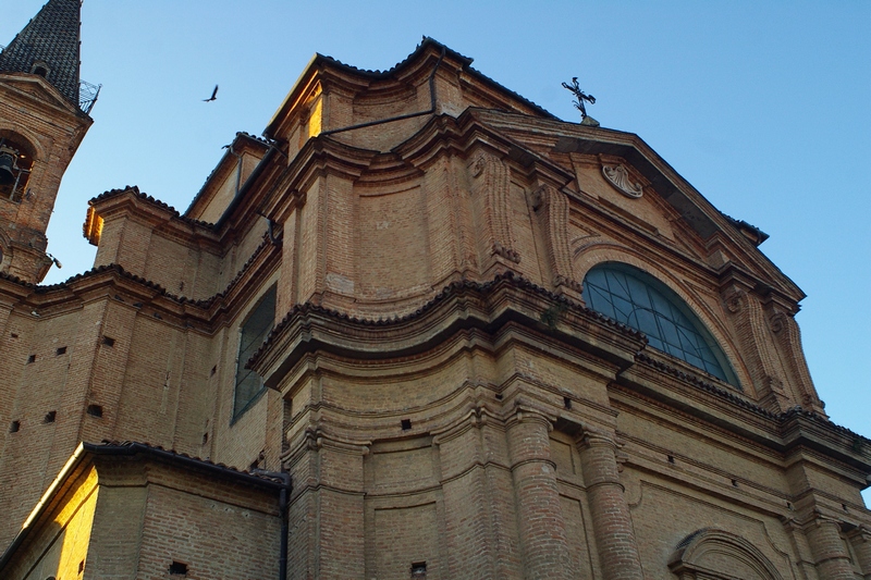Veduta della facciata della bellissima Chiesa parrocchiale di Tonco.