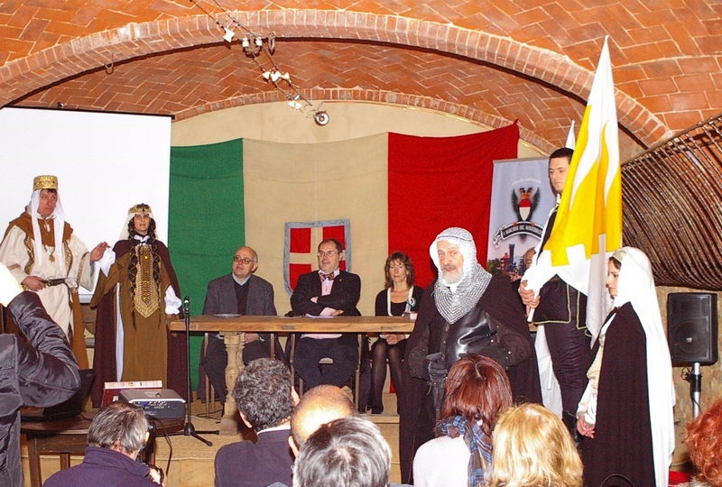 Presentazione del Volume "Monferrato splendido patrimonio" di Lorenzo Fornaca a Grazzano Badoglio presso la Tenuta Santa Caterina dell Avv. Guido Carlo Alleva, domenica 13 marzo 2011 in occasione della Manifestazione Golosaria . Nella foto al Tavolo dei relatori da (sx): Dott. Roberto Maestri (Presidente del Circolo culturale "Marchesi del Monferrato"), Paolo Massobrio (Presidente del Club Papillon), Dott.ssa Rosaria Lunghi Bonino (Sindaco di Grazzano Badoglio) e Lorenzo Fornaca (Curatore del Volume "Monferrato splendido patrimonio").