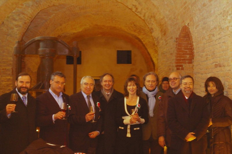 Foto ricordo al termine della presentazione del Volume presso la Tenuta Santa Caterina di Grazzano Badoglio. Nella foto da (sx): Prof. Marco Devecchi, Dott. Marco Versè, Dott. Lorenzo Fornaca (Curatore ed Editore del Volume), Prof. Gianfranco Cuttica di Revigliasco, Dott.ssa Rosaria Lunghi Bonino (Sindaco di Grazzano Badoglio), Avv. Guido Carlo Alleva (Proprietario della Tenuta Santa Caterina), Dott. Roberto Maestri, Dott. Giorgio Casartelli Colombo di Cuccaro e Arch. Elena Gianasso [Foto di Francesca Viola].