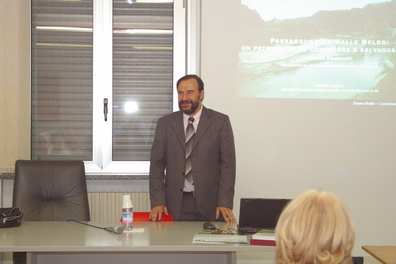 Avvio della Conferenza del Prof. Marco Devecchi (Presidente dell Osservatorio del paesaggio per il Monferrato e l Astigiano) su "Paesaggi della Valle Belbo: un patrimonio da conoscere e salvaguardare" presso l UNITRE di Canelli, martedì 12 aprile 2011 (Foto di Giancarlo Scarrone).