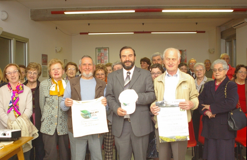 Foto ricordo con i partecipanti alla Conferenza del Prof. Marco Devecchi, Presidente dell Osservatorio del Paesaggio per il Monferrato e l Astigiano. In primo piano e a sx il Sig. Giancarlo Scarrone, in centro, il Prof. Marco Devecchi e a dx il sig Terzano.