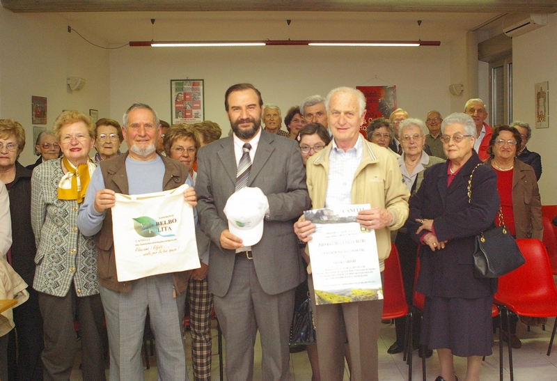 Foto ricordo con i partecipanti alla Conferenza del Prof. Marco Devecchi, Presidente dell'Osservatorio del Paesaggio per il Monferrato e l'Astigiano. In primo piano e a sx il Sig. Giancarlo Scarrone, in centro, il Prof. Marco Devecchi e a dx il sig Terzano.