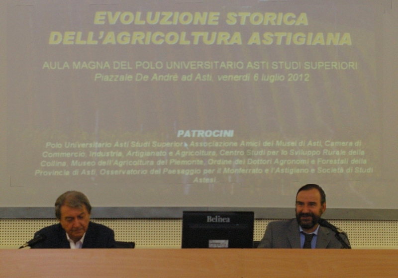 Avvio dei lavori del Convegno su "Evoluzione storica dell agricoltura astigiana" tenutosi ad Asti nell ambito dell Adunanza pubblica dell Accademia di Agricoltura di Torino. Nella foto (sx): Prof. Pietro Piccarolo (Presidente dell Accademia di Agricoltura di Torino( e (dx) Prof. Marco Devecchi (università di Torino) (Foto di Matilde Picollo).