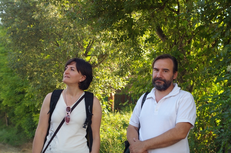 Simona Guasco (Hastarte) e Marco Devecchi (Osservatorio del Paesaggio per il Monferrato e l Astigiano) all avvio della camminata tra la Chiesa romanica di Sant Eusebio di Castelnuovo Don Bosco e la Canonica di Santa Maria di Vezzolano ad Albugnano (Foto di Francesco Devecchi).