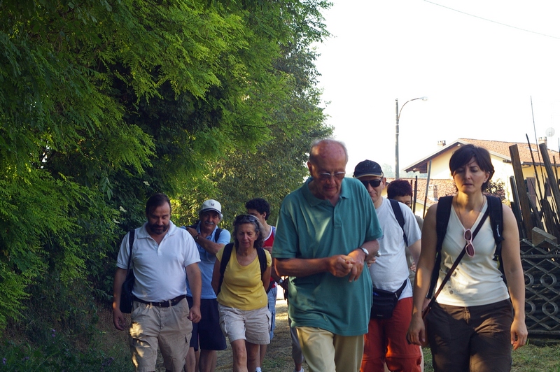 Avvio della camminata tra la Chiesa romanica di Sant Eusebio di Castelnuovo Don Bosco e la Canonica di Santa Maria di Vezzolano ad Albugnano (Foto di Francesco Devecchi).