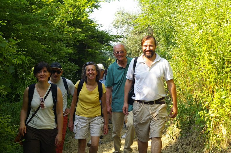 Avvio della camminata tra la Chiesa romanica di Sant Eusebio di Castelnuovo Don Bosco e la Canonica di Santa Maria di Vezzolano ad Albugnano. Nella foto in primo piano da (sx): Simona Guasco, Lina Pelissero, Francesco Garetto e Marco Devecchi (Foto di Francesco Devecchi).
