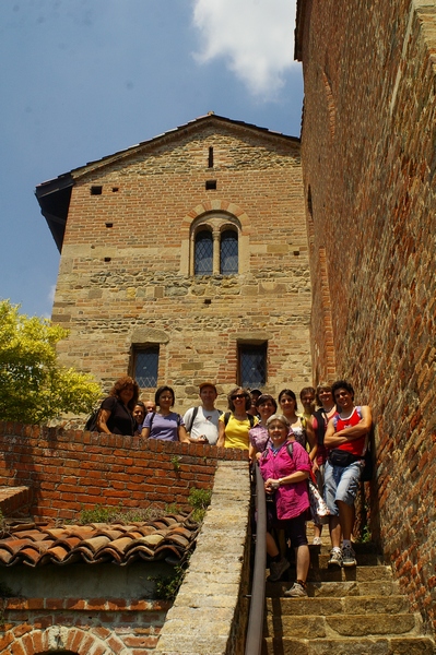 Foto ricordo nel cortile esterno della Canonica di Vezzolano con i partecipanti alla camminata organizzata dall Associazione Hastarte tra la Chiesa di Sant Eusebio di Castelnuovo Don Bosco e l Abazia di Vezzolano ad Albugnano.