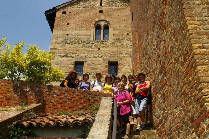 Foto ricordo nel cortile esterno della Canonica di Vezzolano con i partecipanti alla camminata organizzata dall'Associazione Hastarte tra la Chiesa di Sant'Eusebio di Castelnuovo Don Bosco e l'Abazzia di Vezzolano ad Albugnano.