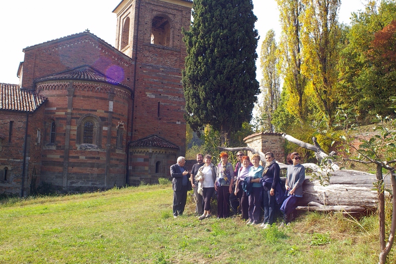 Foto ricordo dei partecipanti alla camminata di Hastarte nel frutteto della Canonica di Santa Maria di Vezzolano, in prossimità del fusto del cipresso secolare abbattuto pochi anni orsono a seguito di un progressivo deperimento (Foto di Simona Guasco).