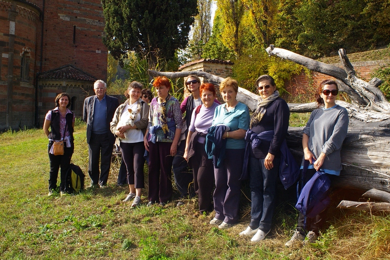 Foto ricordo nel cortile esterno della Canonica di Vezzolano con i partecipanti alla camminata organizzata dall'Associazione Hastarte tra la Chiesa di Sant'Eusebio di Castelnuovo Don Bosco e l'Abbazia di Vezzolano ad Albugnano.