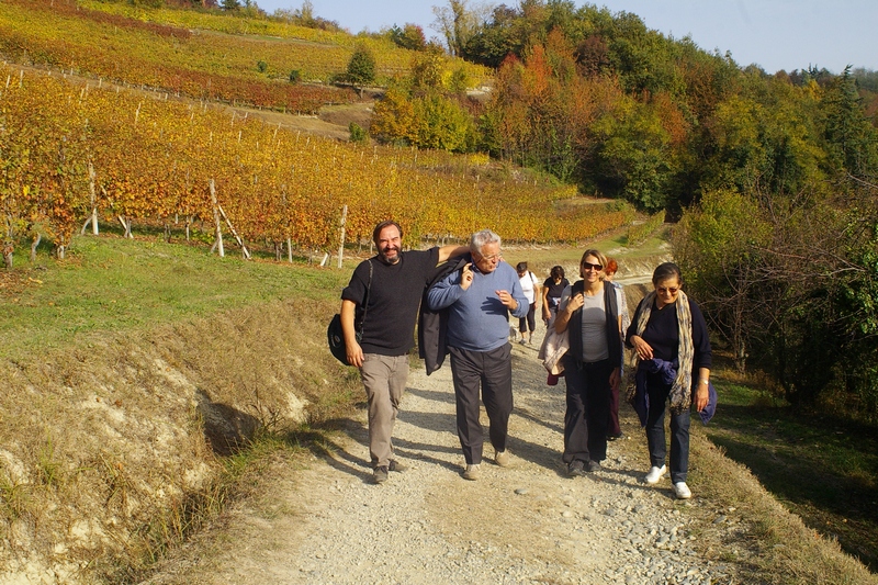Ritorno da parte del gruppo di camminatori verso la Chiesa di Sant Eusebio di Castelnuovo Don Bosco (Foto di Simona Guasco).